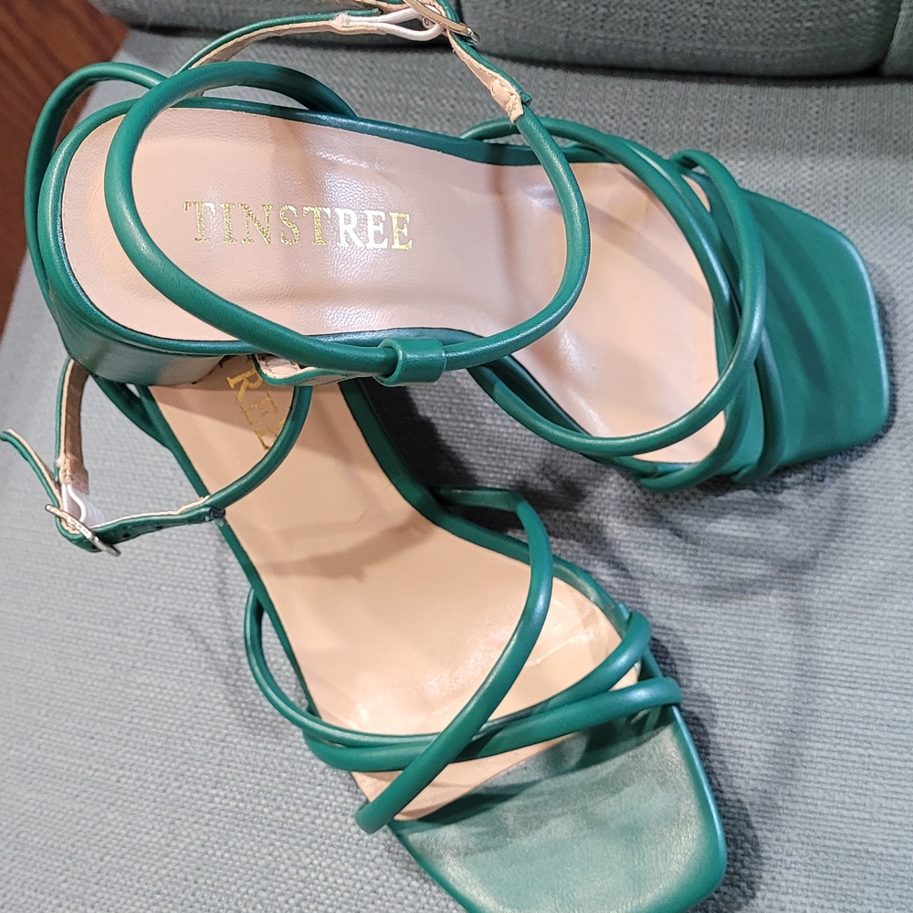 Chic Green Sandals with Strappy Design
